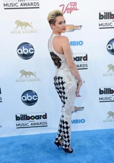 Miley Cyrus feet photo thumbnail