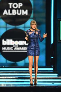 Taylor Swift feet photo thumbnail