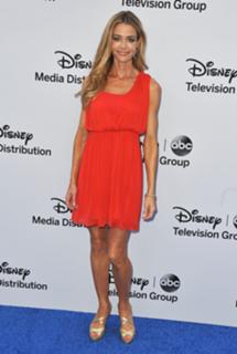 Denise Richards feet photo thumbnail