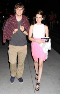 Emma Roberts feet photo thumbnail
