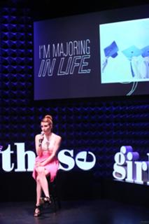 Emma Roberts feet photo thumbnail