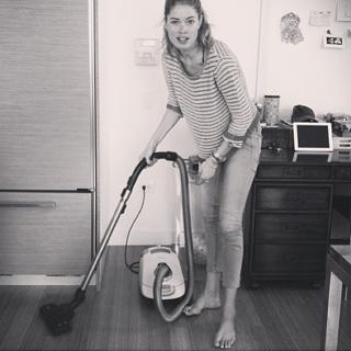 Doutzen Kroes feet photo thumbnail