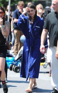 Katie Holmes feet photo thumbnail