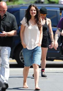 Katie Holmes feet photo thumbnail