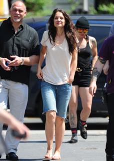 Katie Holmes feet photo thumbnail