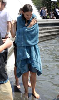 Katie Holmes feet photo thumbnail