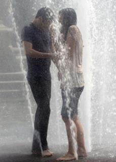 Katie Holmes feet photo thumbnail