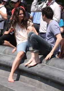 Katie Holmes feet photo thumbnail