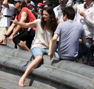 Katie Holmes feet photo thumbnail