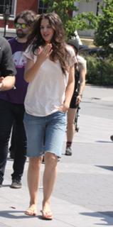 Katie Holmes feet photo thumbnail