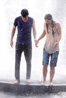 Katie Holmes feet photo thumbnail