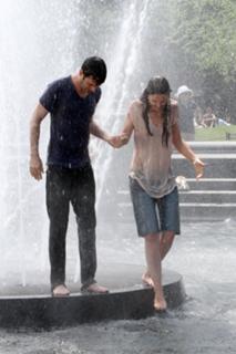Katie Holmes feet photo thumbnail