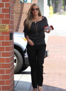 Molly Sims feet photo thumbnail