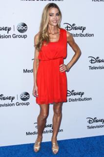 Denise Richards feet photo thumbnail