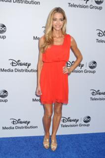 Denise Richards feet photo thumbnail