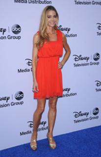 Denise Richards feet photo thumbnail
