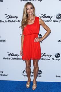 Denise Richards feet photo thumbnail