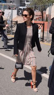 Rachel Bilson feet photo thumbnail