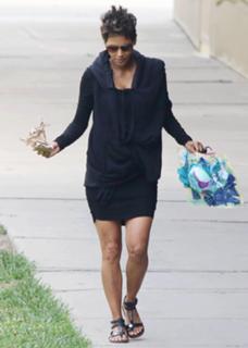 Halle Berry feet photo thumbnail