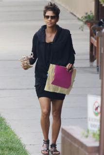 Halle Berry feet photo thumbnail
