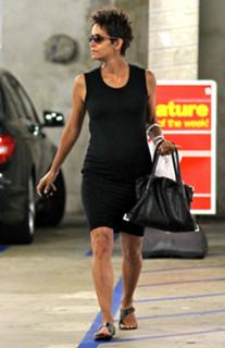 Halle Berry feet photo thumbnail