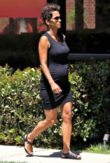 Halle Berry feet photo thumbnail