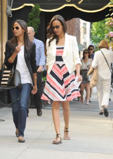 Zoe Saldana feet photo thumbnail