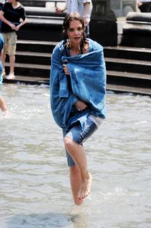 Katie Holmes feet photo thumbnail
