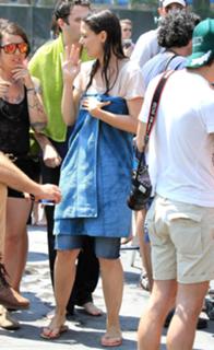 Katie Holmes feet photo thumbnail