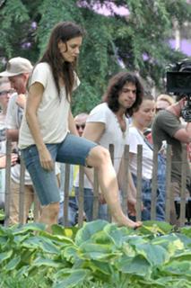 Katie Holmes feet photo thumbnail