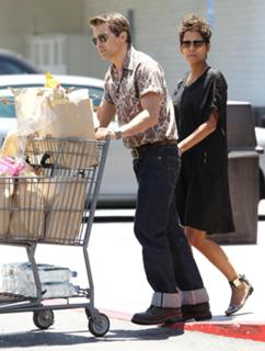 Halle Berry feet photo thumbnail