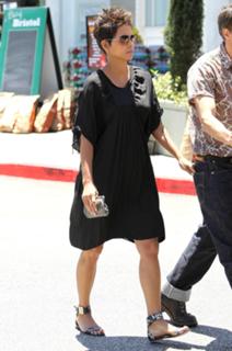 Halle Berry feet photo thumbnail