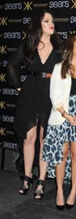 Khloé Kardashian feet photo thumbnail