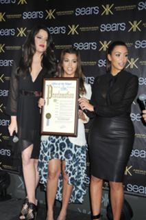 Khloé Kardashian feet photo thumbnail