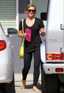 Hilary Duff feet photo thumbnail