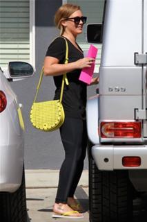 Hilary Duff feet photo thumbnail