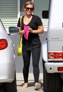 Hilary Duff feet photo thumbnail