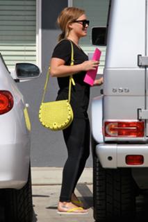 Hilary Duff feet photo thumbnail