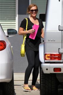 Hilary Duff feet photo thumbnail