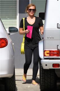 Hilary Duff feet photo thumbnail