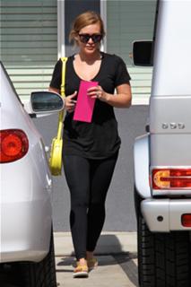 Hilary Duff feet photo thumbnail