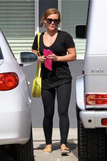 Hilary Duff feet photo thumbnail