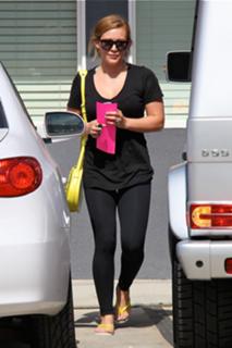 Hilary Duff feet photo thumbnail