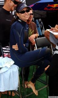 Minnie Driver feet photo thumbnail