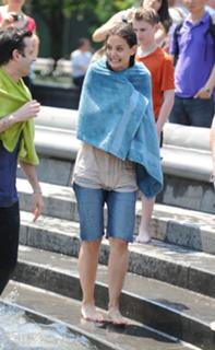 Katie Holmes feet photo thumbnail