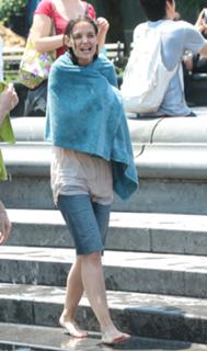 Katie Holmes feet photo thumbnail