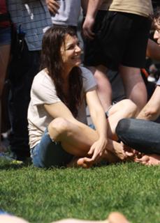 Katie Holmes feet photo thumbnail