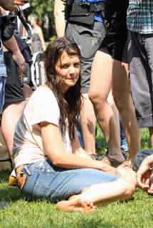 Katie Holmes feet photo thumbnail
