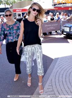 Rosie Huntington-Whiteley feet photo thumbnail