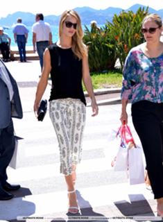 Rosie Huntington-Whiteley feet photo thumbnail